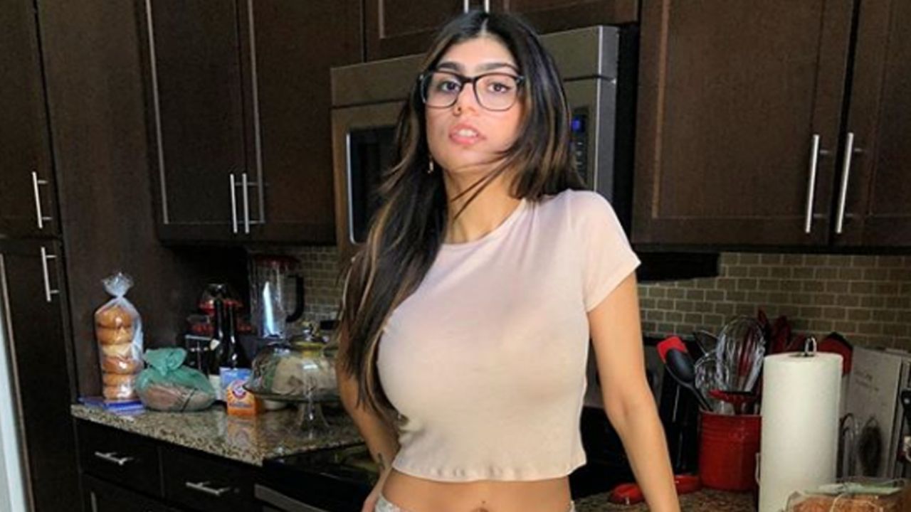 Mia Khalifa deja ver sus enormes atributos con sexy lencería de encaje