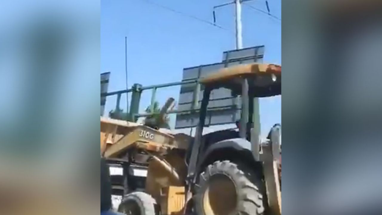 VIDEO: Por fuertes vientos, anuncio vial cae y aplasta dos vehículos