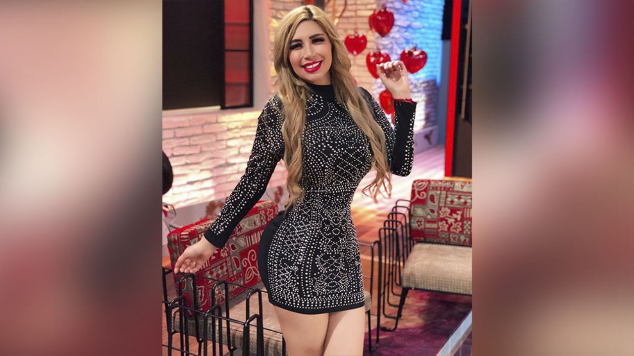 ‘La Bebeshita’ eleva la temperatura desde su camerino en ajustado vestido