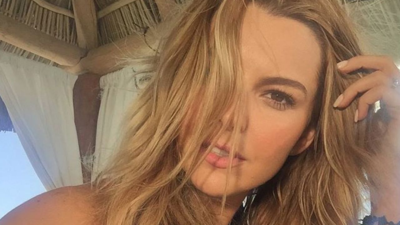 Marjorie de Sousa muestra el mejor ángulo de su trasero en pequeño bikini