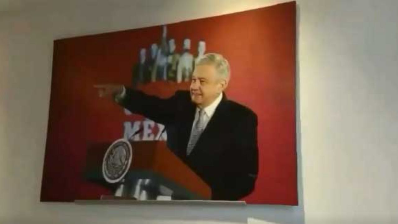 VIDEO: ¿Narcisista? AMLO ‘tapiza’ Palacio Nacional con imágenes suyas