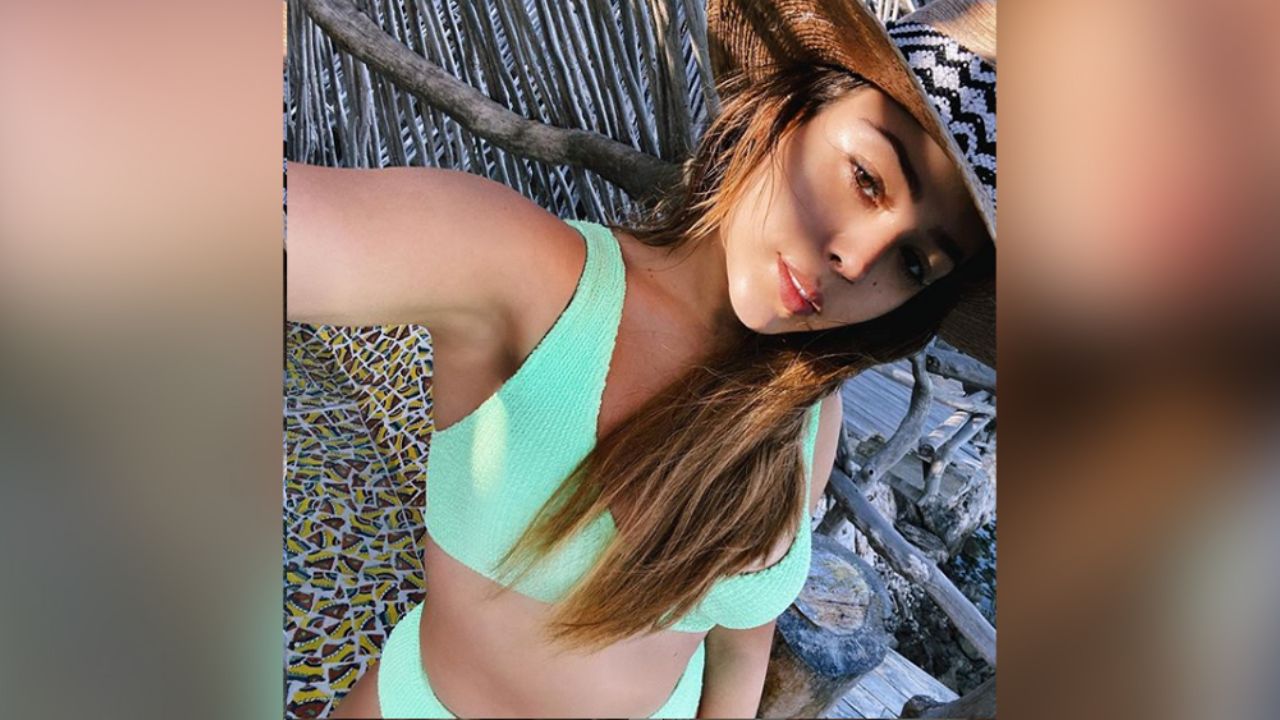 Danna Paola desata bajas pasiones en redes con sensual foto en bata de baño