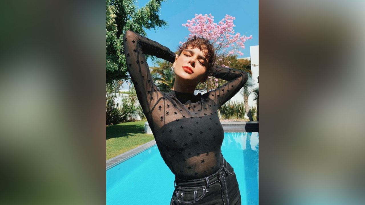 “Perfecta”: Yuya posa desde la cama y deja ver su ropa interior de encaje