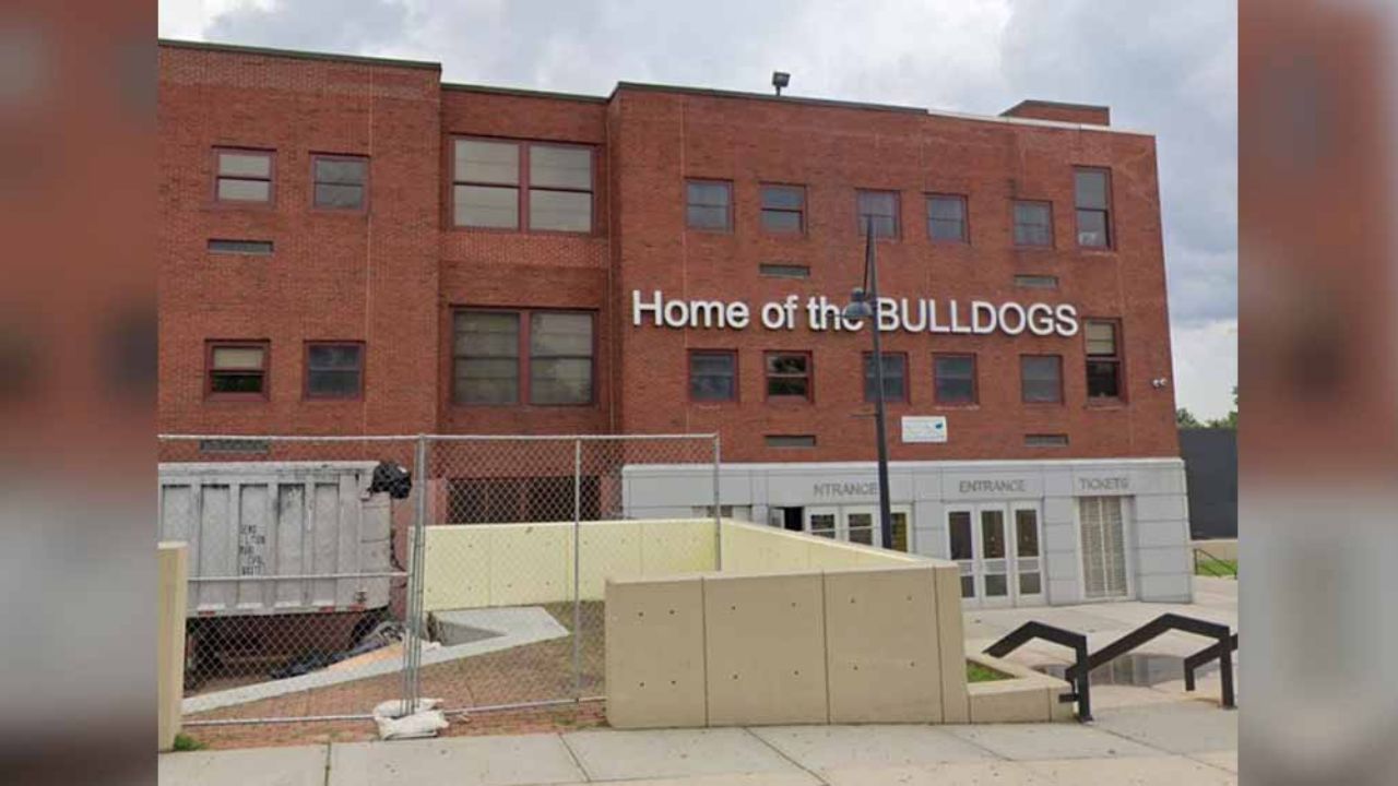 VIDEO: Por defender a alumno, coach es víctima de golpiza a manos de su equipo