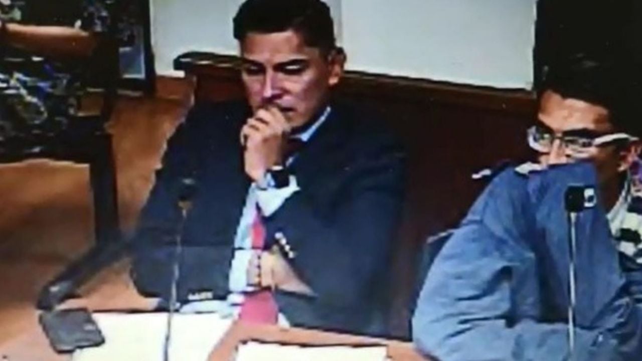 VIDEO: Ante el juez, abogado rompe en llanto al oír cómo mató su cliente a bebé