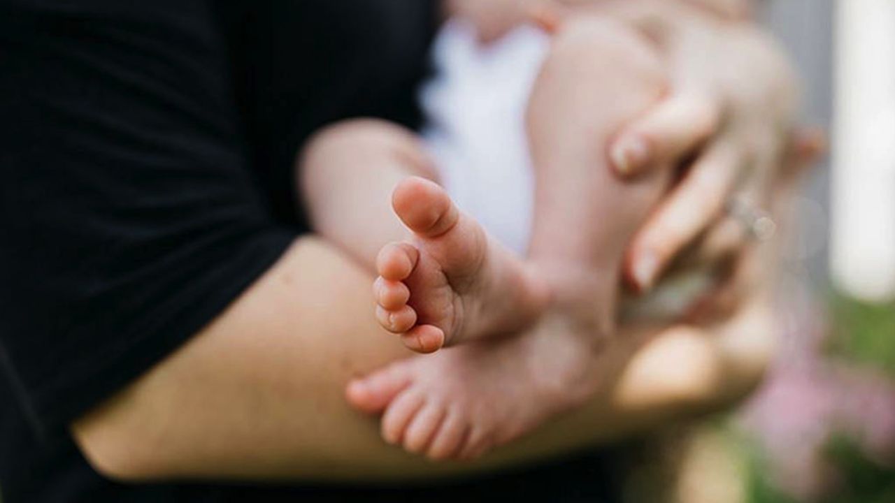 Tras vender a su hija recién nacida, hombre es detenido en Michoacán