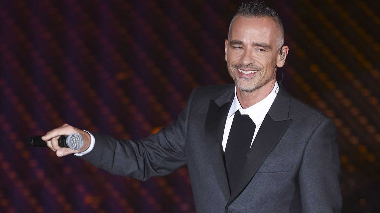 Eros Ramazzotti y el divertido dueto espontáneo con conductor de televisión