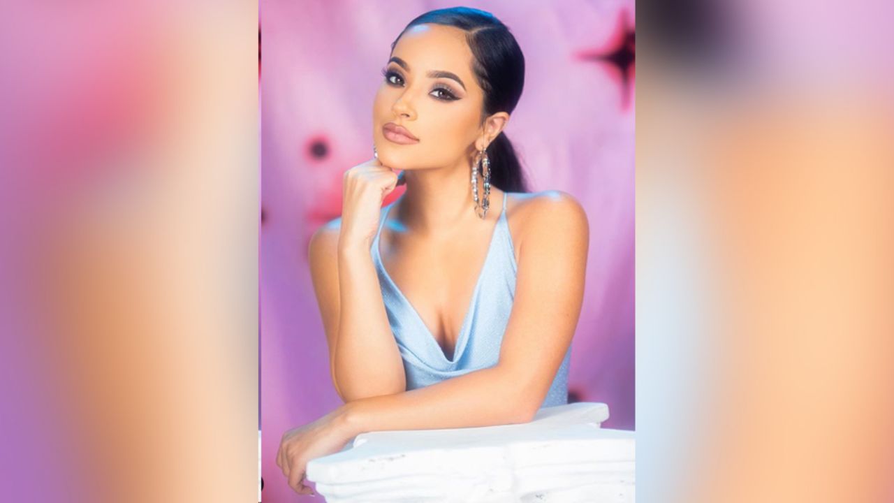 Becky G ‘enciende’ las redes al casi enseñar de más con escotado vestido