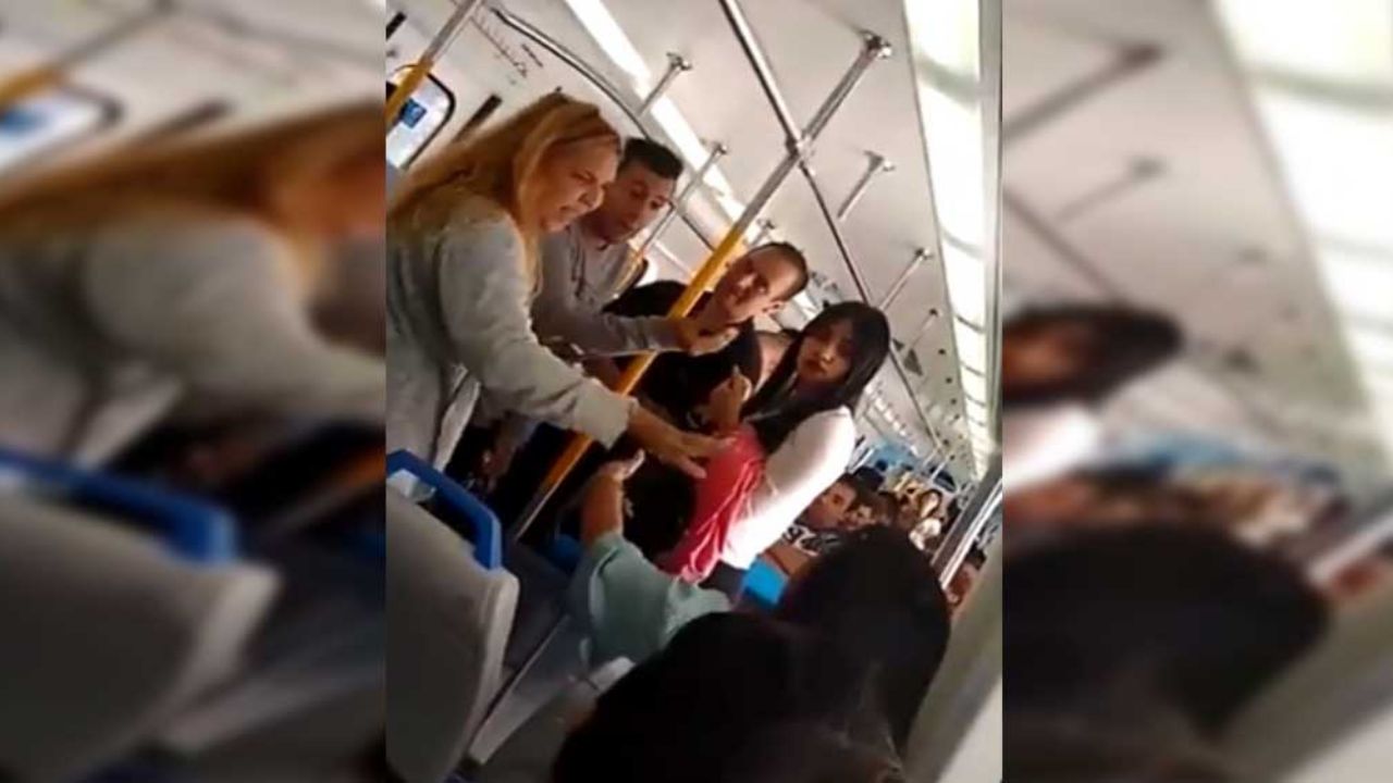 VIDEO: Mujer provoca caos en el metro por patear cruelmente a un perro