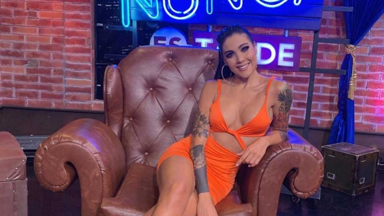 Conductora de Fox Sports se desprende de sus ropas en honor a su perro