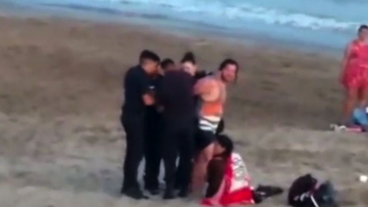 Pareja es arrestada tras enterrar a su hija en la arena para tener relaciones