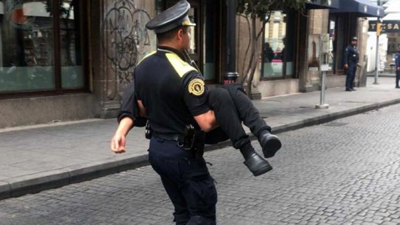VIDEO: Policía rescata a cocinera durante fuga de gas y se vuelve un héroe