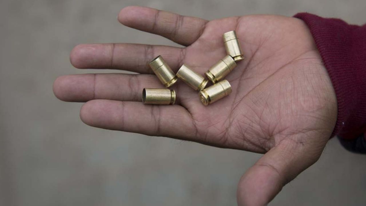 Decomisan cartuchos de AK-47 a menor durante revisión en escuela