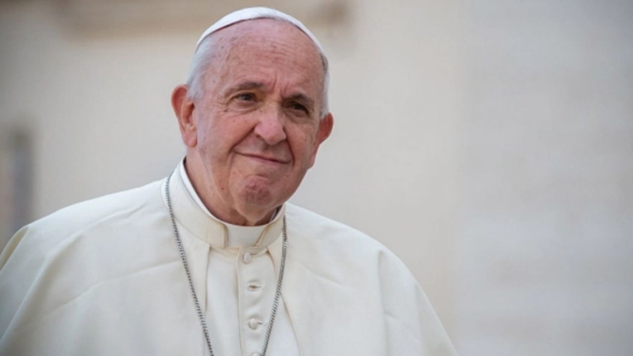 ¿Curas tendrán pareja? Papa Francisco analizaría ordenar a casados ante crisis