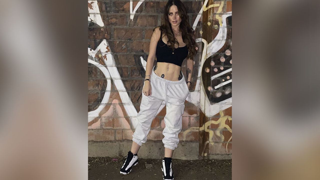 Ignacia Michelson le declara la guerra a la ropa al cubrirse con solo una sábana