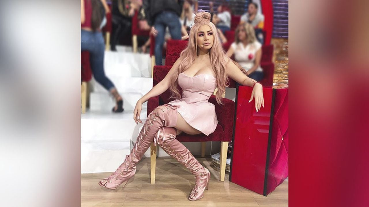 “Belleza de mujer”: ‘La Bebeshita’ resalta sus curvas en encarnado vestido dorado