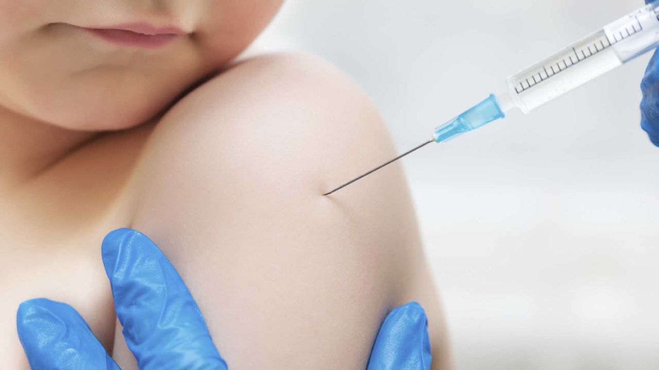 Muere niño cuya madre ‘antivacuna’ no quiso medicarlo contra la gripa