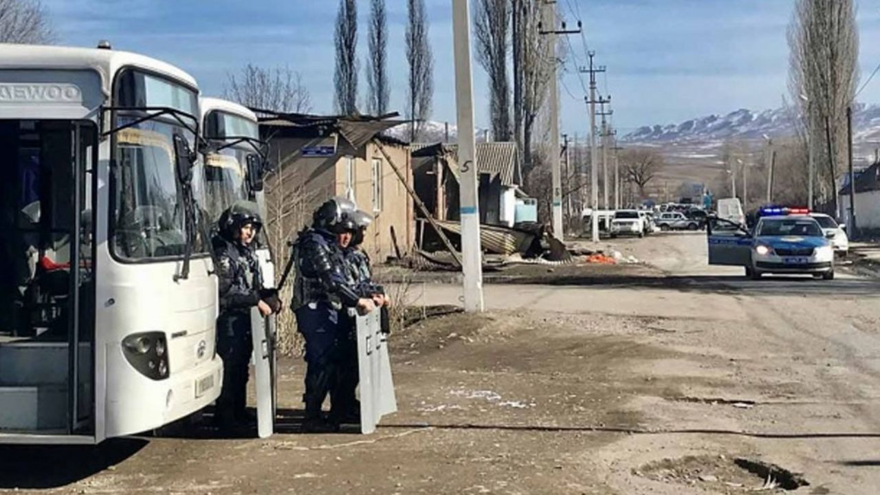 Al menos 8 muertos y 40 heridos por disturbios Kazajistán; queman casas