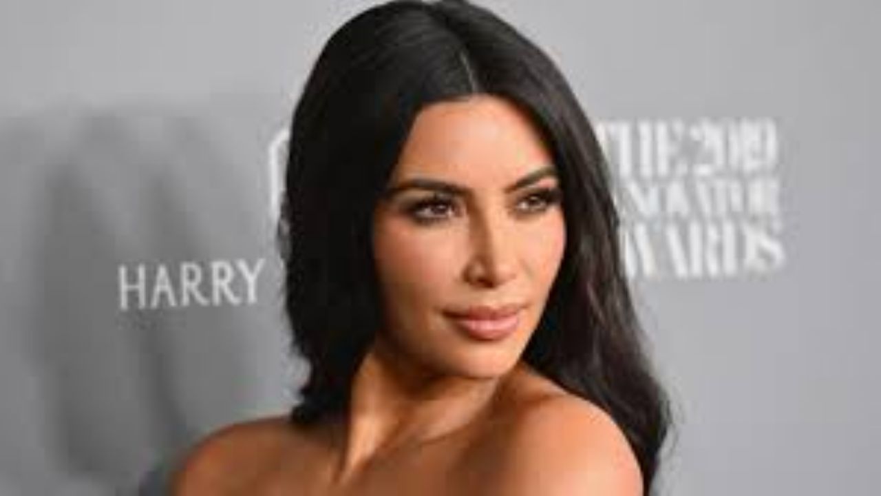 Kim Kardashian lanza su propia faja a pesar de error que no la deja en paz