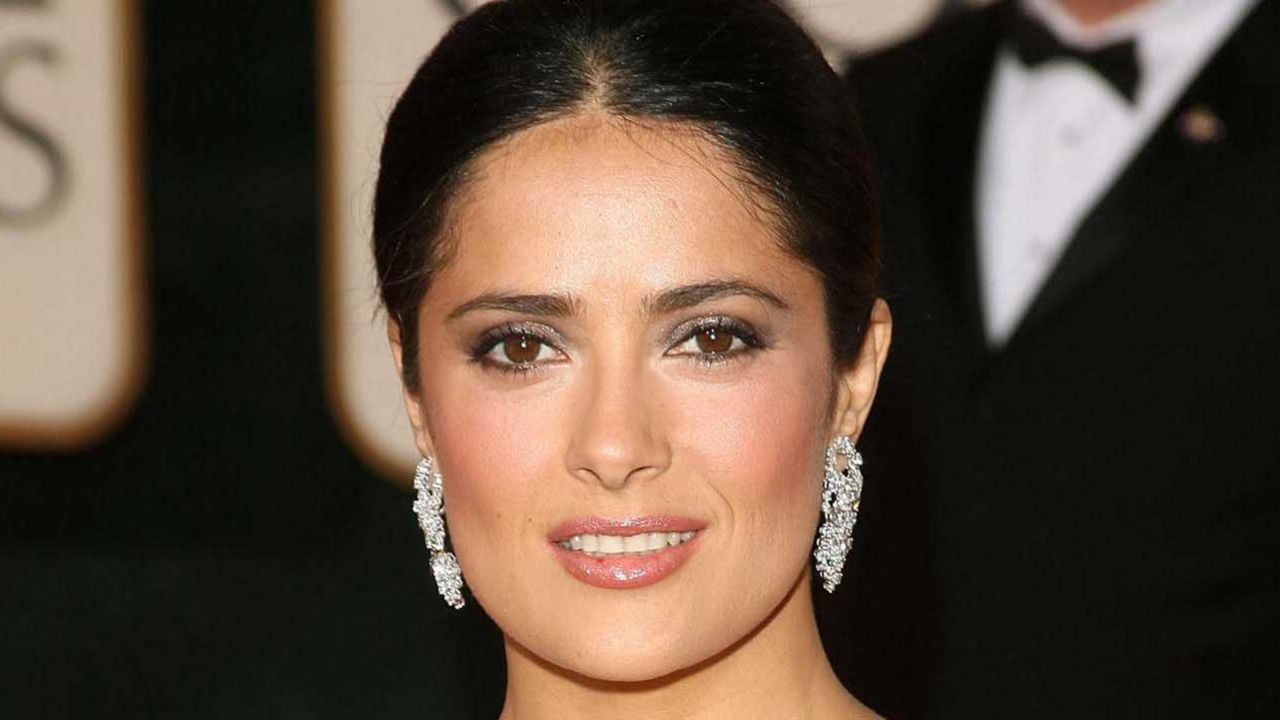 Salma Hayek luce su look más fachoso en su vuelo a LA para los Oscar 2020