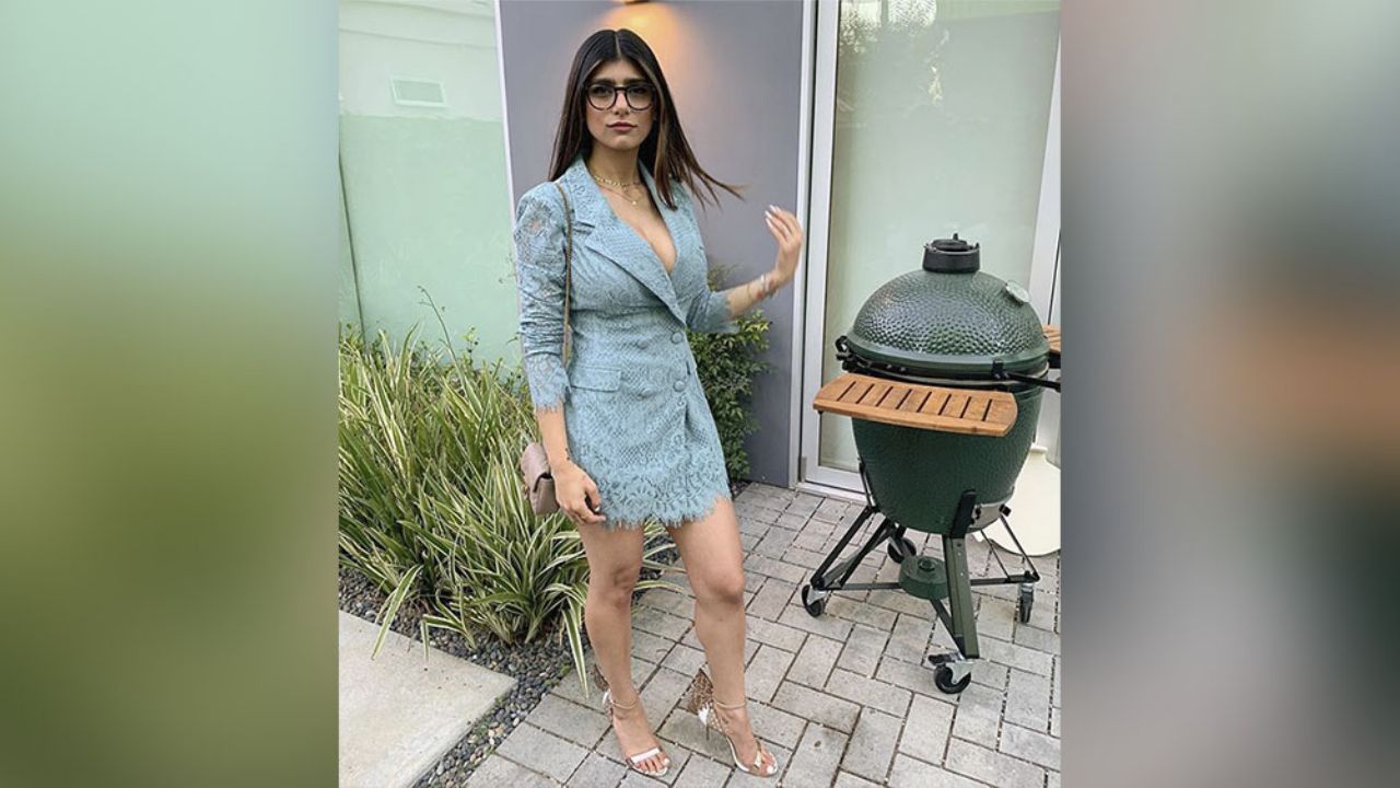 Mia Khalifa cautiva a sus seguidores acostada en el sofá en lencería negra