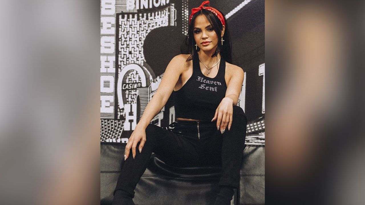 Pegada al teléfono, Natti Natasha encanta con sus curvas de fuego