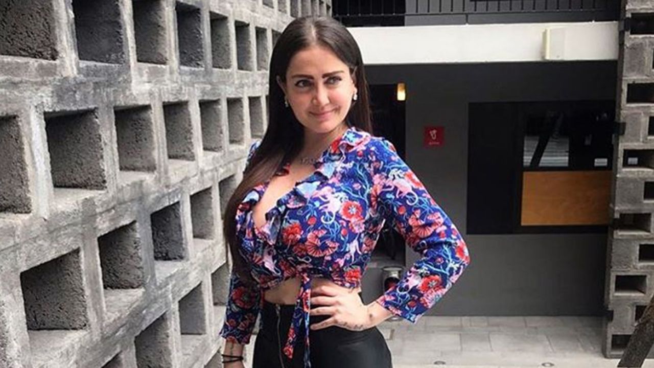 VIDEO: Al ritmo de la música, Celia Lora muestra con orgullo su atrevido escote