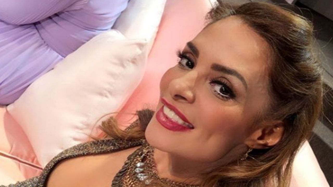 VIDEO: Alma Cero saca brillo a la pista con apretado traje de cuerpo completo