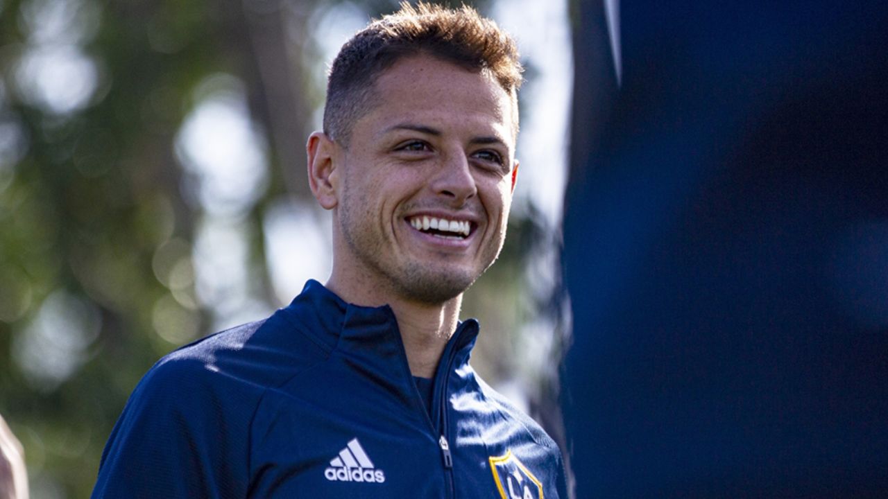 VIDEO: ‘Chicharito’ se besuquea con Sarah Kohan frente a su hijo Noah