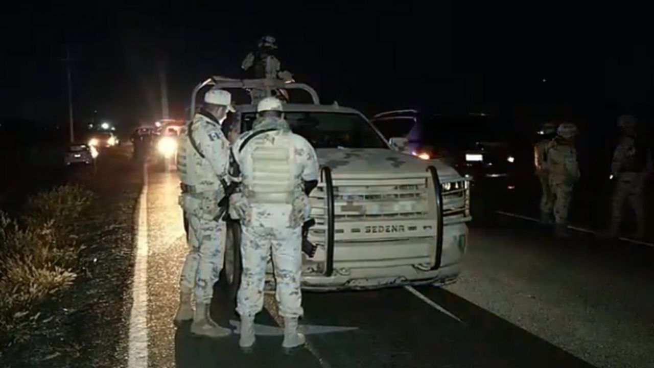 Dos cuerpos embolsados son hallados en camino rural junto a narcomensaje