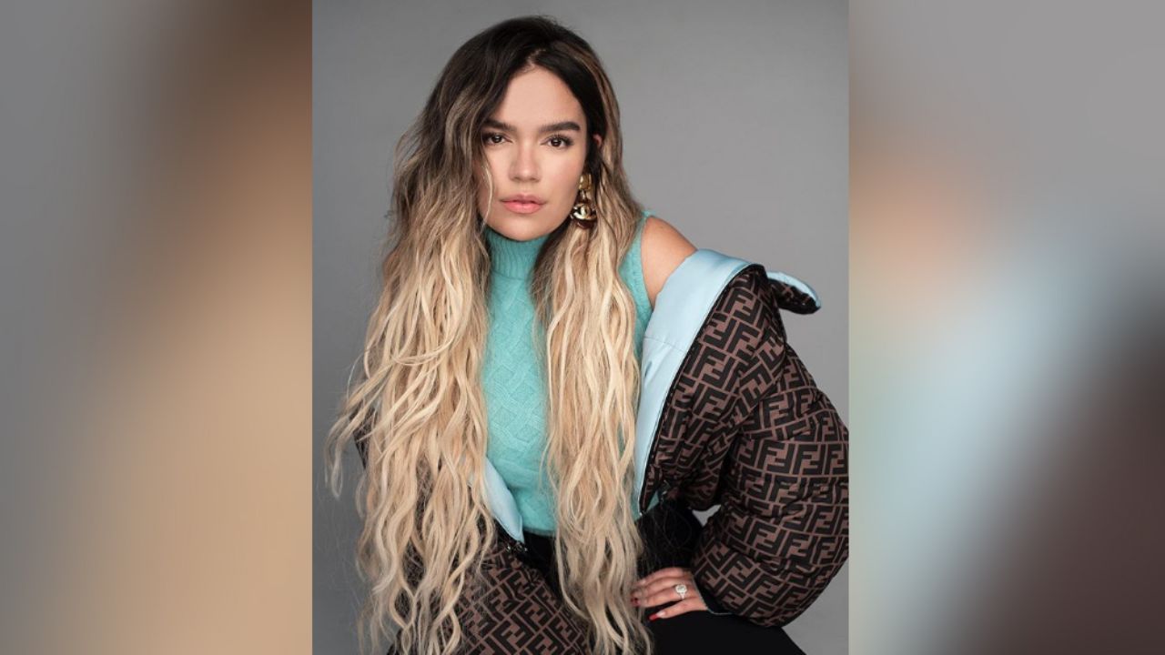 En ajustado traje negro, Karol G enloquece a fans con sensuales poses