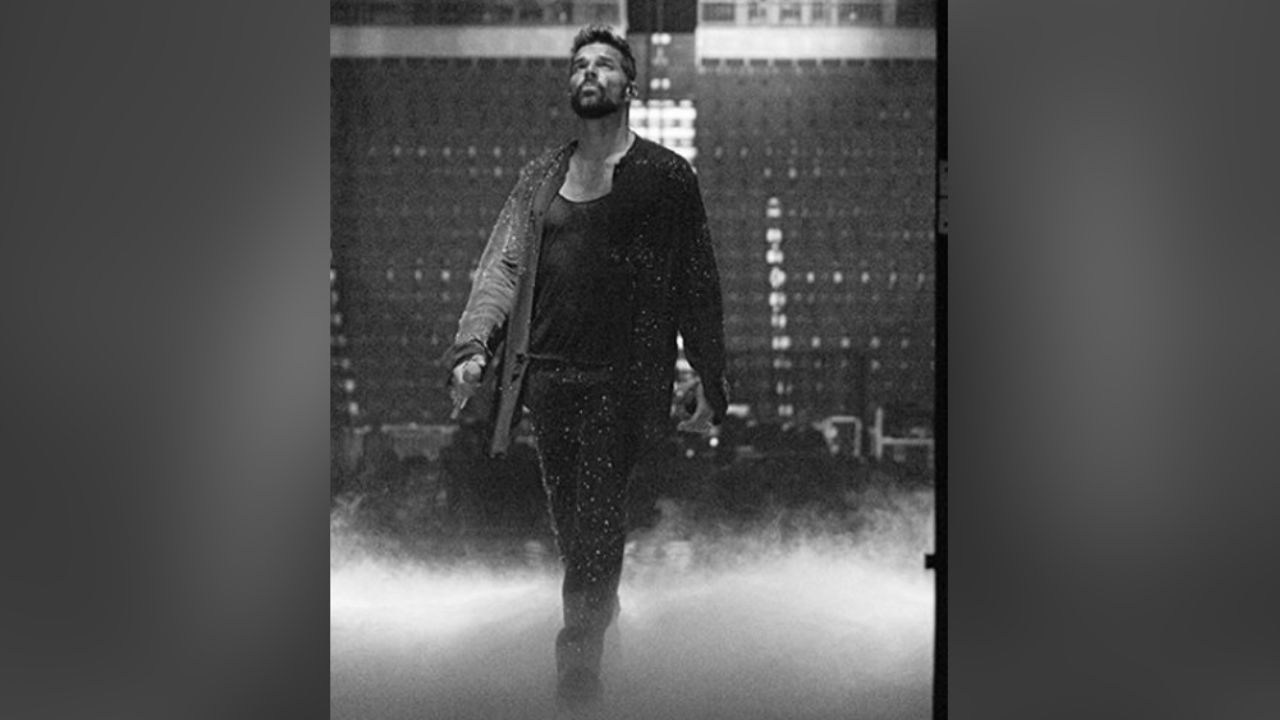 “Puro fuego”: Ricky Martin acalora a fans al exhibir su abdomen de acero
