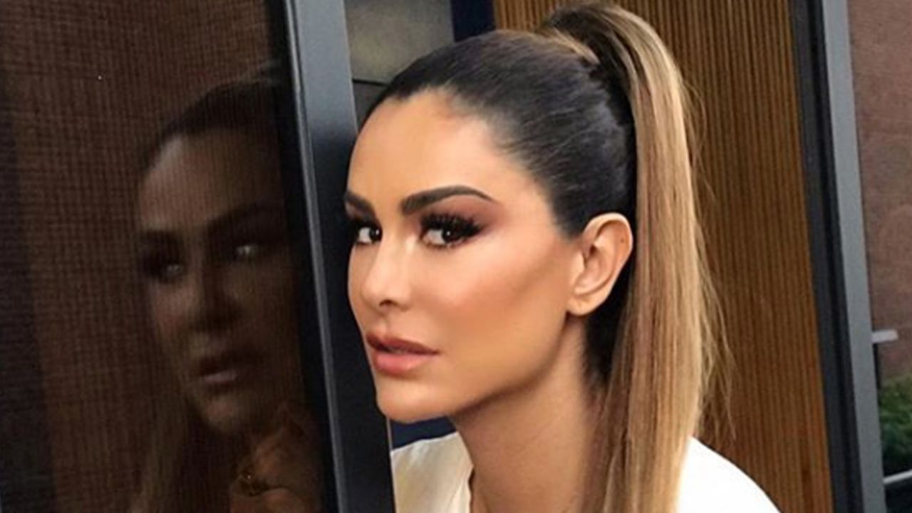 A sus 43 años, Ninel Conde luce su minicintura y marcado abdomen