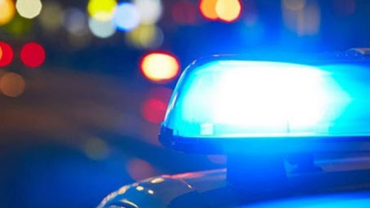 Cubierto en sangre, arrestan a hombre tras matar y desollar a su esposa