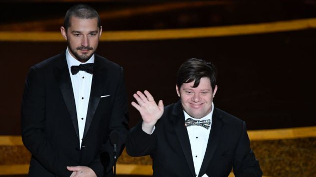 Shia LaBeouf despierta críticas por discriminación en entrega de premio