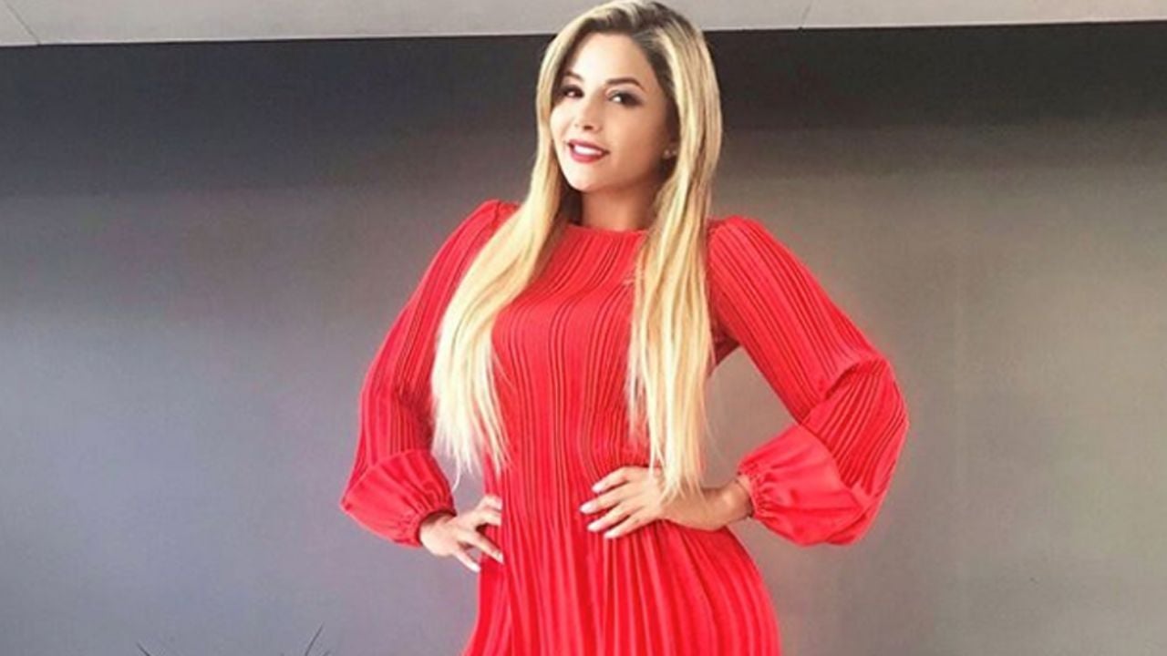 Abierta de piernas, Aleida Núñez luce tremendo figura en bikini gris