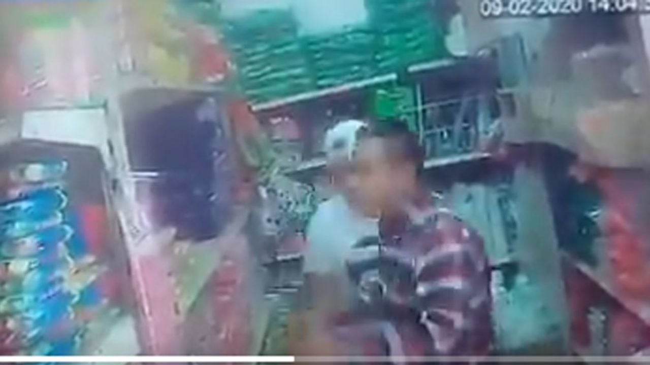 VIDEO: Ladrones asaltan dulcería en CDMX; una mujer les “echó aguas”