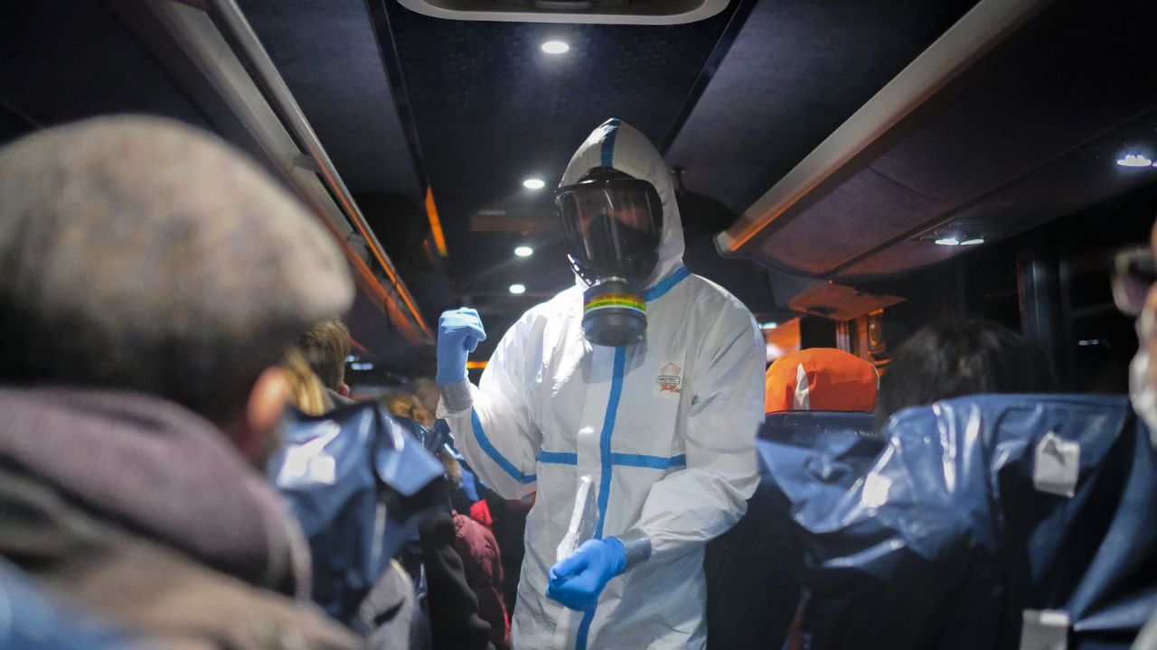 Coronavirus: Cierra hospital en Inglaterra; hay 8 británicos infectados