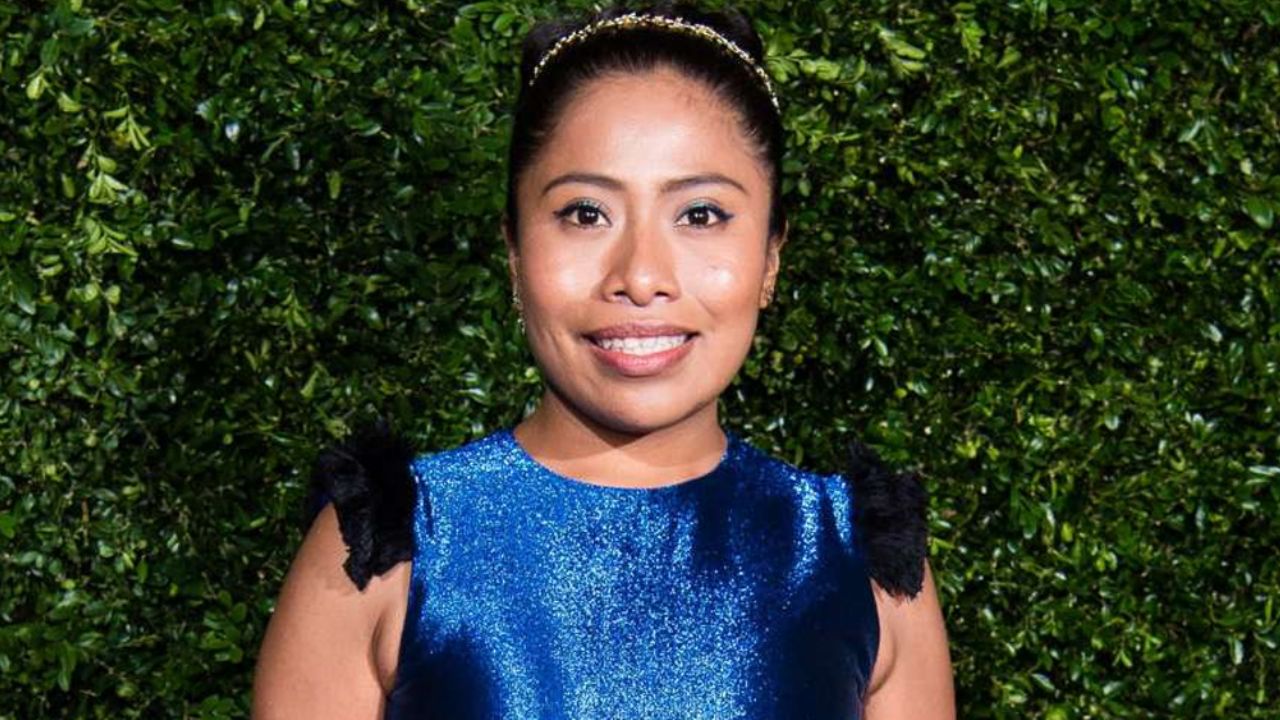 Yalitza Aparicio deslumbra en fiesta de los Oscar con llamativo vestido rojo