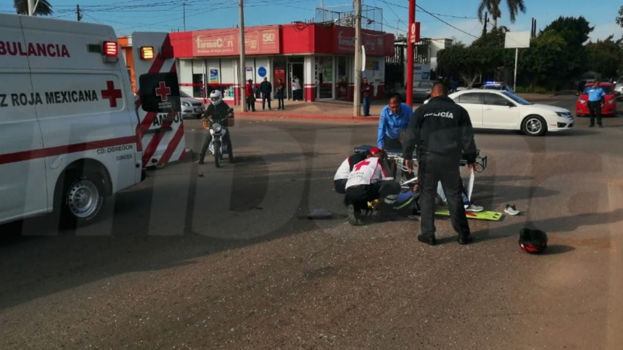 Un brazo quebrado, el saldo de un choque entre motociclista y un auto