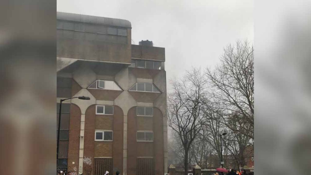 Decenas de bomberos atienden reporte de explosión en edificio de Londres