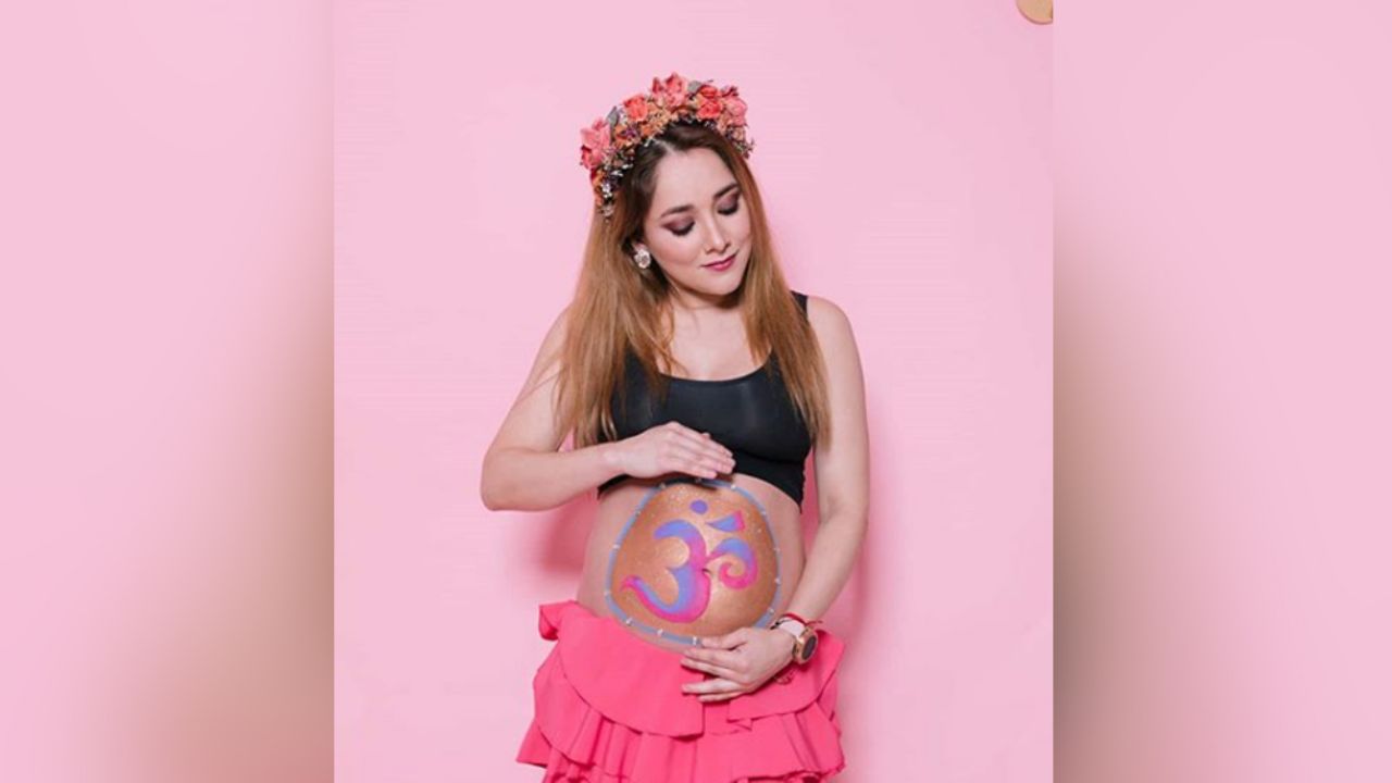 Sherlyn cautiva a fans al interpretar ‘You and Me’ para su bebé en su vientre