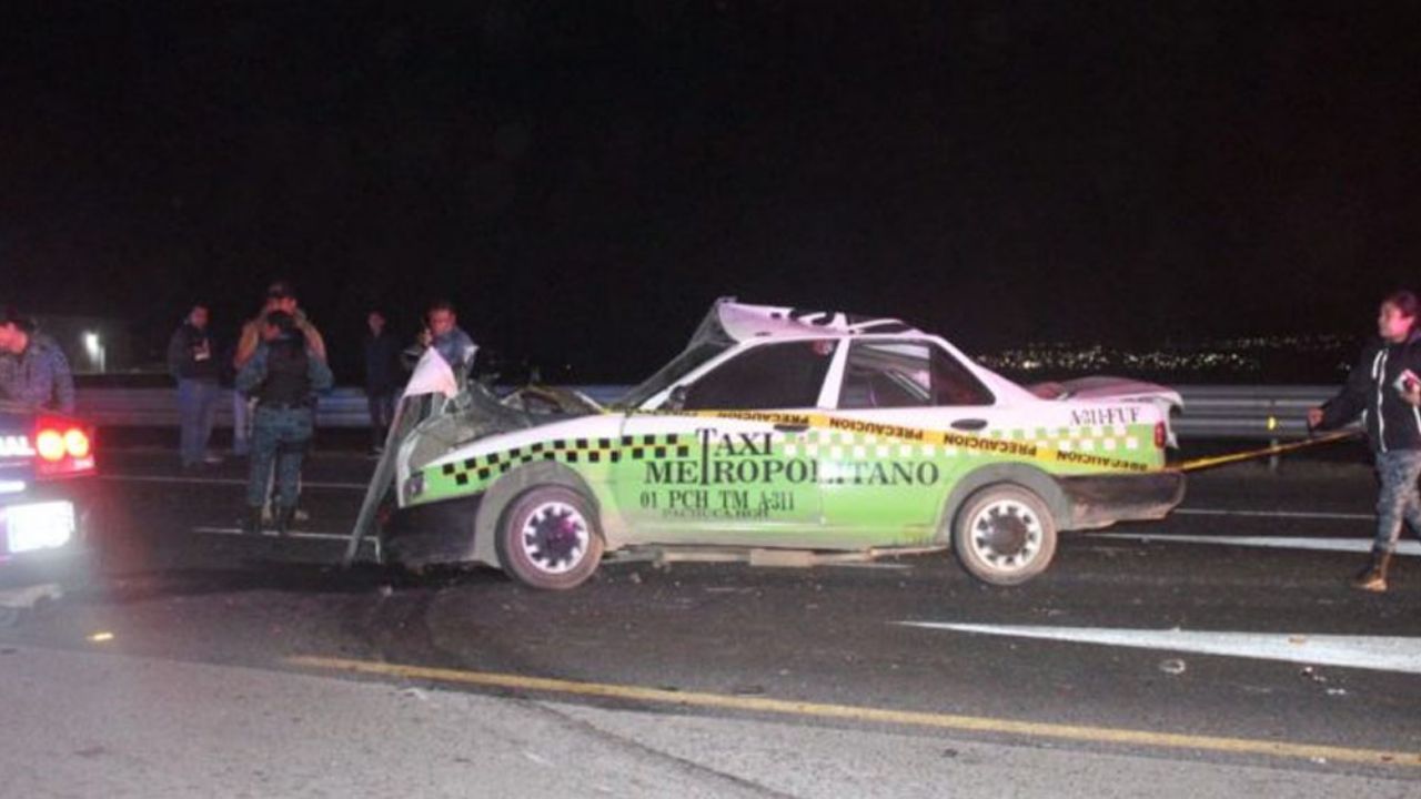 Policías chocan y matan a 2 civiles en taxi sobre la México-Pachuca
