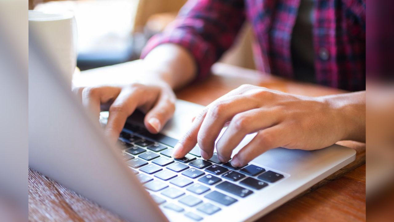 Mujeres son engañadas en redes para obtener fotos de sus torsos desnudos