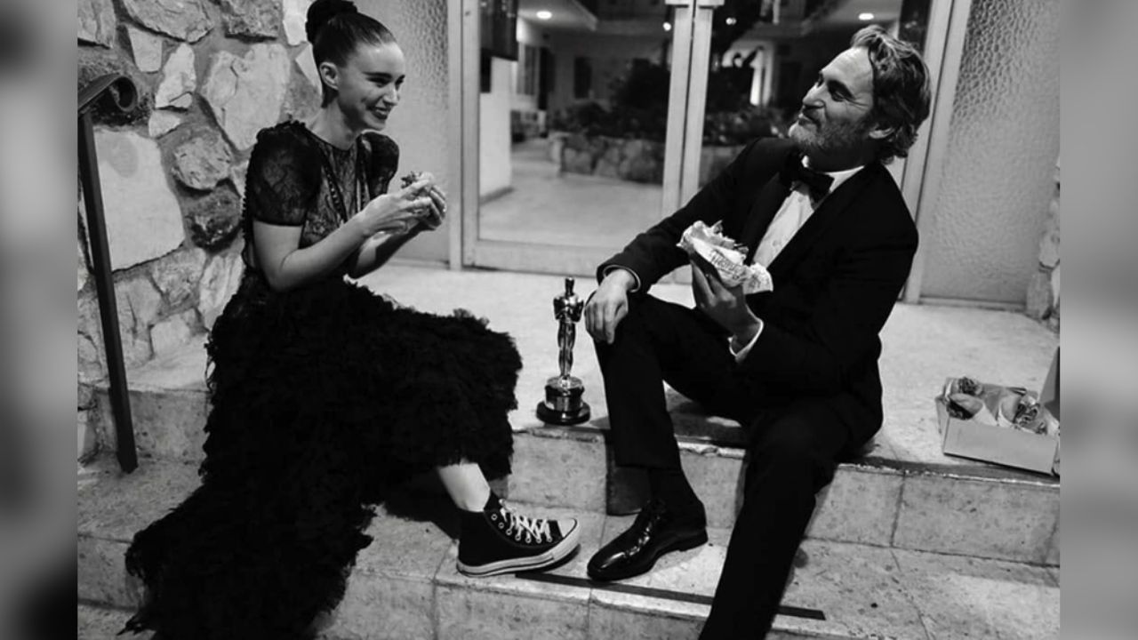 Joaquin Phoenix celebra su Oscar con hamburguesas al lado de Rooney Mara