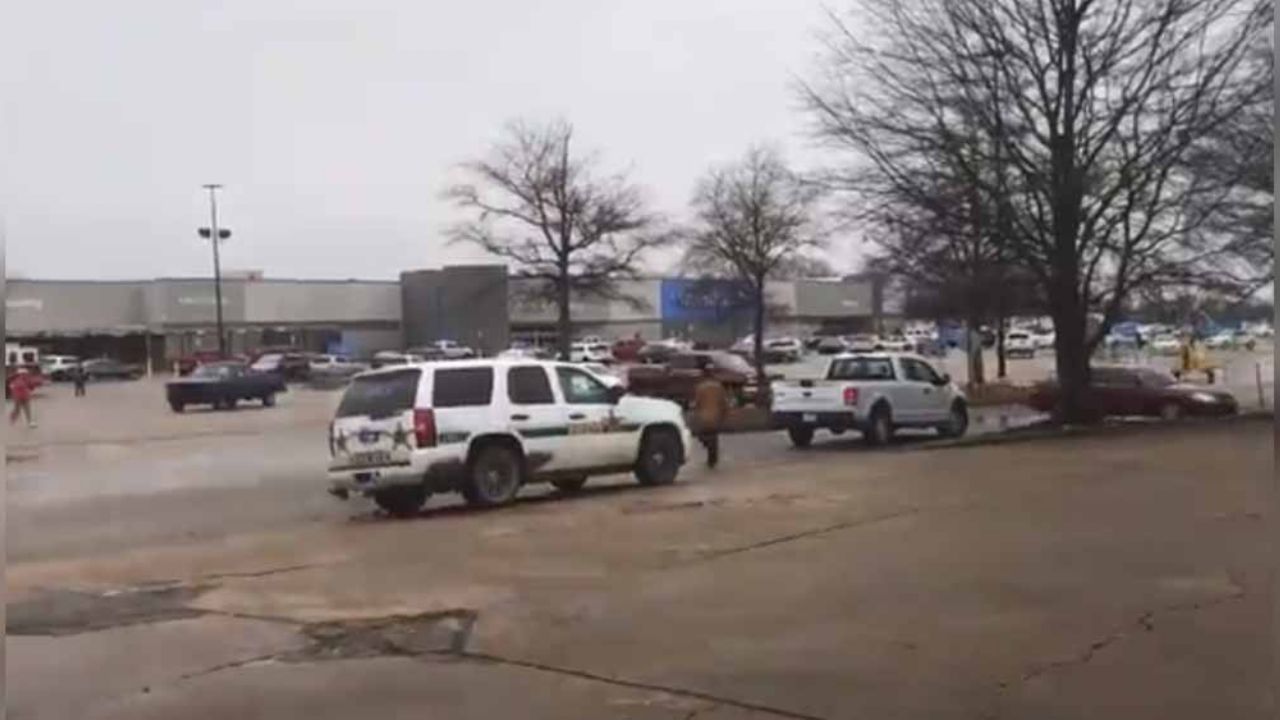 Tiroteo en Walmart de Arkansas deja a 2 oficiales heridos, 1 en condición crítica