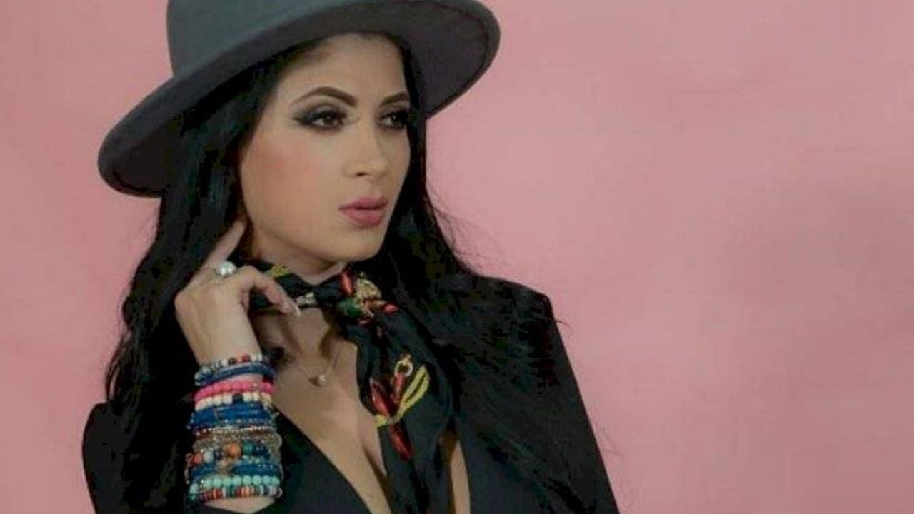 Kimberly Flores derrocha sensualidad al presumir su figura con infartante bikini