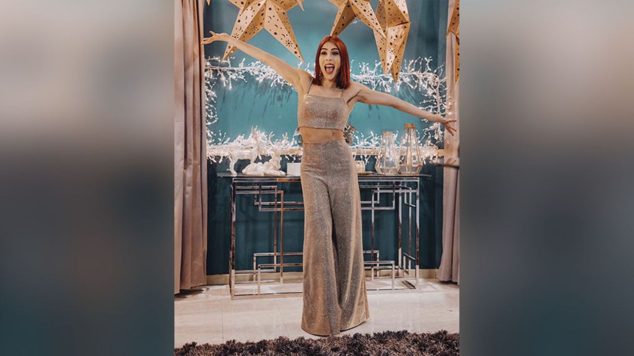 María León roba suspiros al posar en ‘outfit’ deportivo frente al espejo