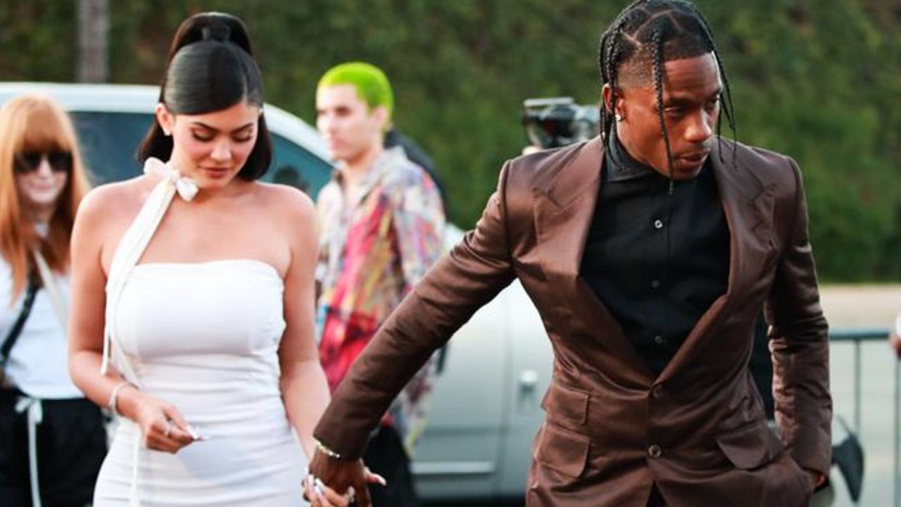 ¿Regresaron? Junto a Kylie, captan a Travis Scott al drogarse en el auto