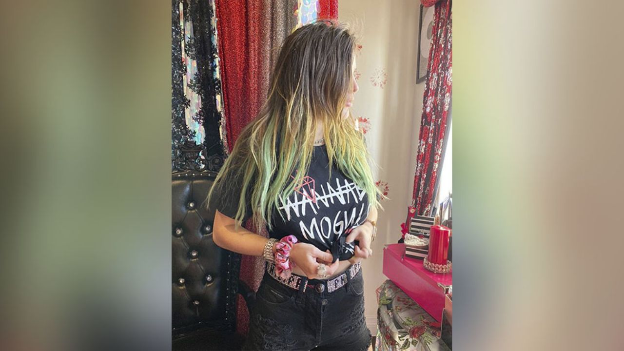 En elegante vestido, Bella Thorne infarta con su descarado escote